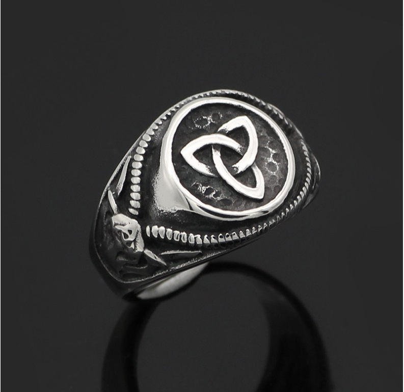 Explore the bold and dominant style of vintage men's rings in our jewelry collection. - Stormyjay