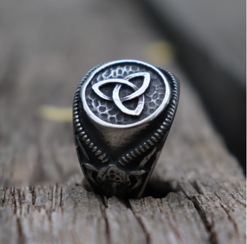 Explore the bold and dominant style of vintage men's rings in our jewe ...