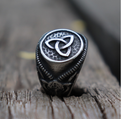 Explore the bold and dominant style of vintage men's rings in our jewelry collection. - Stormyjay