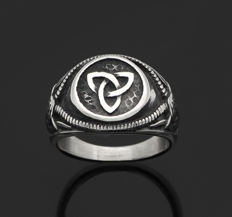 Explore the bold and dominant style of vintage men's rings in our jewelry collection. - Stormyjay